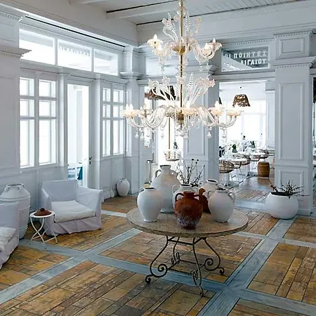 Szálloda Mykonos Blu, A To Live Áno Merá