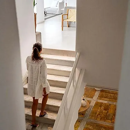 Mykonos Blu, A To Live