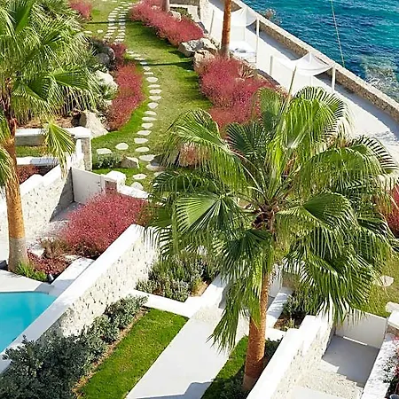 Mykonos Blu, A To Live Szálloda