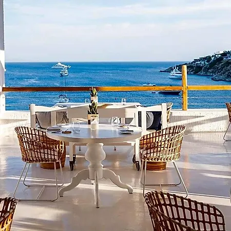 Szálloda Mykonos Blu, A To Live